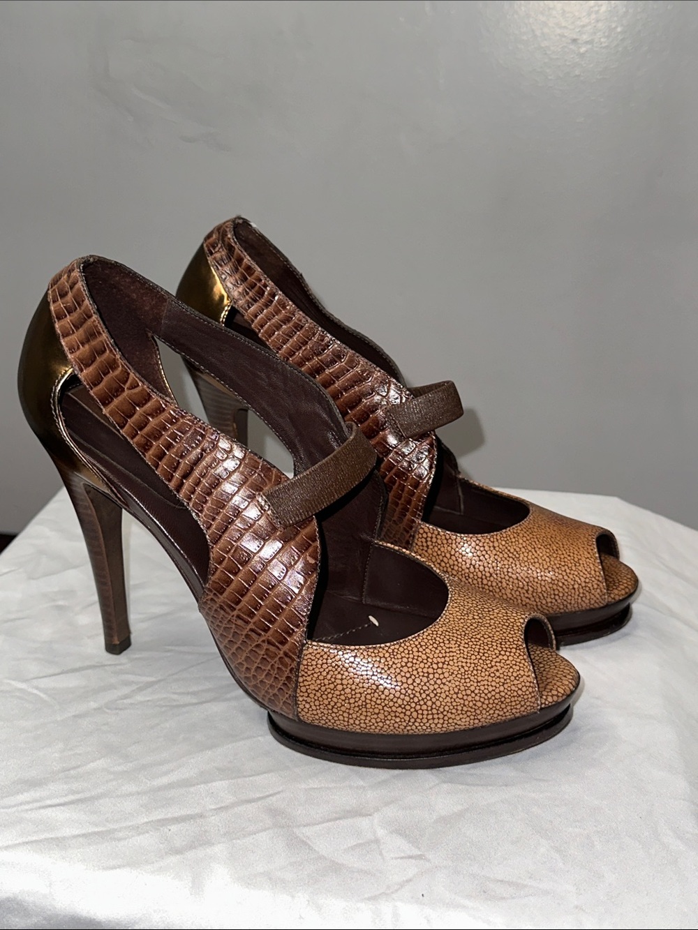 BCBG Maxazria Women’s Brown Textured Peep-Toe Heels
